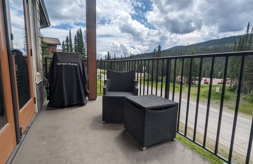 Sun Peaks Condo | Modern Condo | Ski-In & Ski-Out | Private Hot Tub | Fireplace