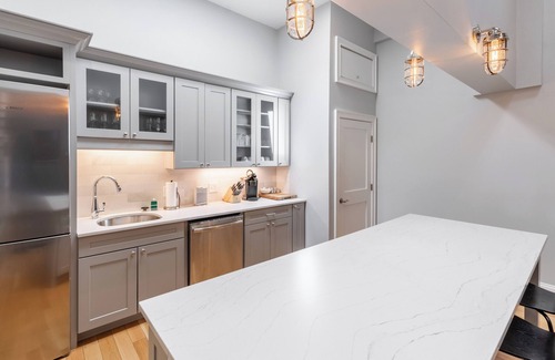 New Brighton Condo | Modern Condo w/Loft and Kitchenette on Thames St