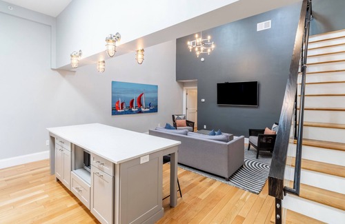New Brighton Condo | Modern Condo w/Loft and Kitchenette on Thames St