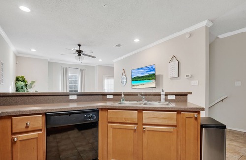 North Overton Condo | Modern Condo walking distance to Texas Tech w/full kitchen!