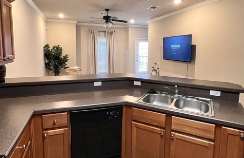 North Overton Condo | Modern Condo walking distance to Texas Tech w/full kitchen!