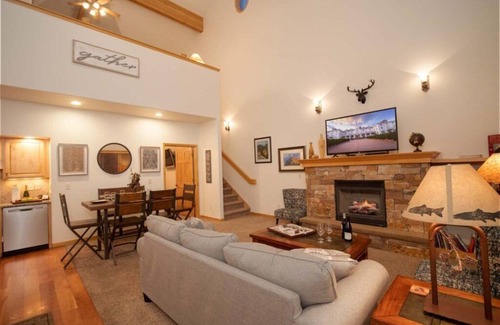 Stanley Hills Condo | Modern condo with cozy fireplace, private hot tub, and Jacuzzi!