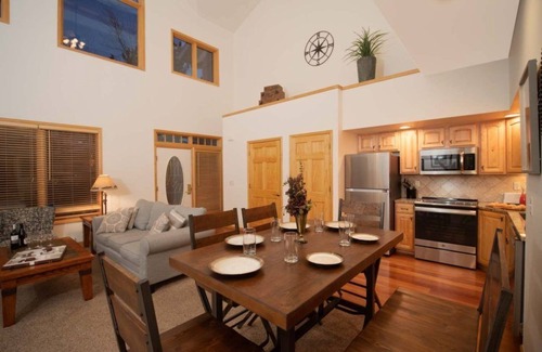 Stanley Hills Condo | Modern condo with cozy fireplace, private hot tub, and Jacuzzi!