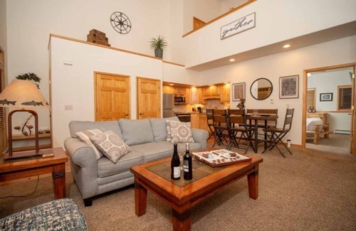 Stanley Hills Condo | Modern condo with cozy fireplace, private hot tub, and Jacuzzi!