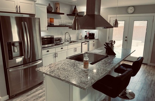 Arlington House | "Modern Contemporary" (912)Walk to ATnT - Globe Life -Texas Live and more!