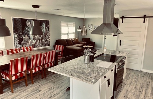 Arlington House | "Modern Contemporary" (912)Walk to ATnT - Globe Life -Texas Live and more!