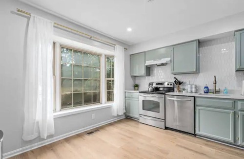 Lake Ridge House | Modern & Contemporary Lake Ridge Townhouse w/Deck