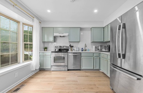 Lake Ridge House | Modern & Contemporary Lake Ridge Townhouse w/Deck