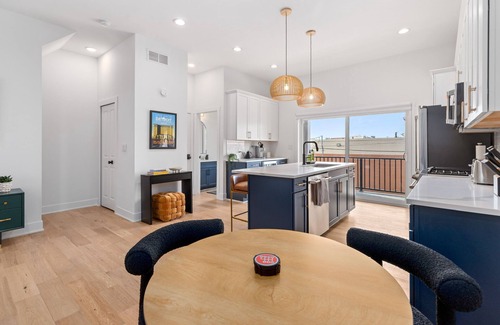 Corktown House | Modern Corktown Retreat|2BR|2.5BA|2CarPkg