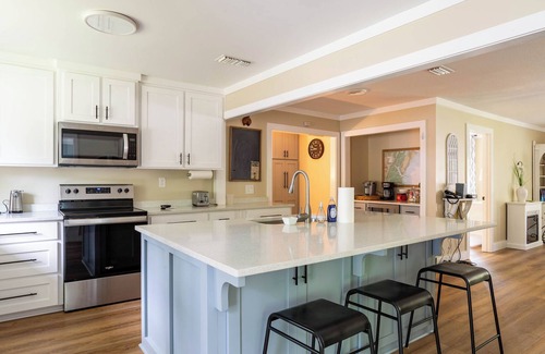 Valona House | Modern Costal Getaway in Townsend 4BR 2 BA