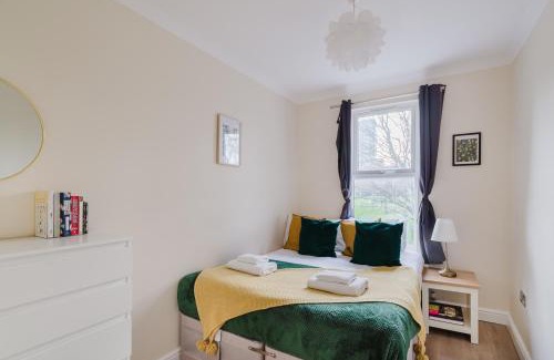 Canning Town North Apartment | Modern Cosy Corner Flat 3 bed and loft sleep 7 people