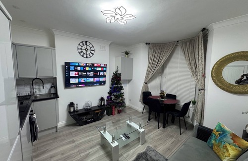 Kensal Green Apartment | Modern Cosy London 2-Bed Ground Floor Flat Sleeps up to 5