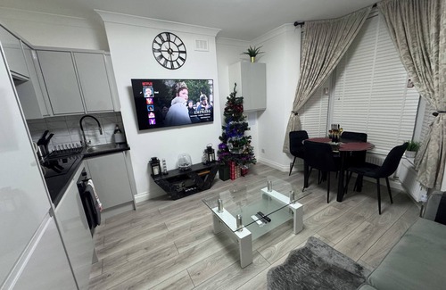 Kensal Green Apartment | Modern Cosy London 2-Bed Ground Floor Flat Sleeps up to 5
