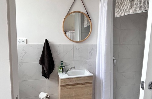 Strathalbyn Bed & Breakfast | Modern, cosy, studio retreat. 32 square metres of living. Easy access to town.