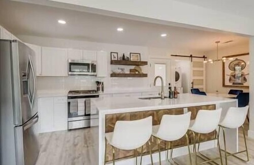Terrell Heights House | Modern Cottage+8 Guests+Covered Patio+Weber Grill