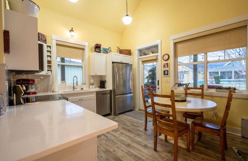 Oroville House | Modern Cottage- The big beachy house!