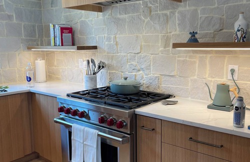 East Chop House | Modern Cottage Walk To Town & Beach