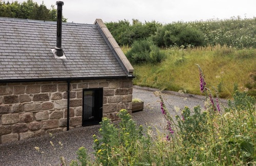 Stonehaven House | Modern countryside cottage offering generous space for up to seven guests. Including a wood fired hot tub and Big green egg BBQ