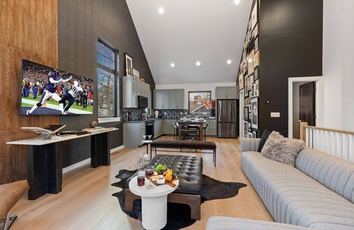 Edgehill Cottage | Modern Cowboy - Private Balcony - Mins To Broadway