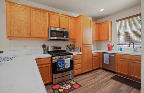Ceres House | Modern Cozy 3-bedroom townhome minutes from hostipals in Modesto & Turlock