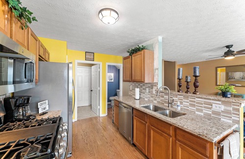 Stone Mountain House | Modern & Cozy 3 Beds W. Private Garage & Driveway