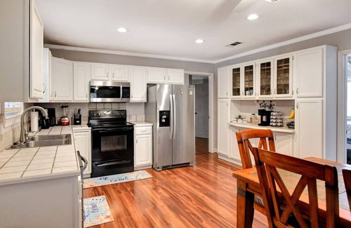 Kreole House | Modern & Cozy 3BR/2BA Netflix Big Parking