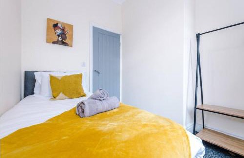 Golborne Apartment | Modern & Cozy 3BR House - Sleeps 8