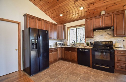 Vilas Cabin | Modern Cozy Cabin Views near Downtown Boone