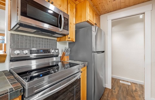 Donnelly House | Modern Cozy Cabin with view of Tamarack 5 minutes to lake and ski resort