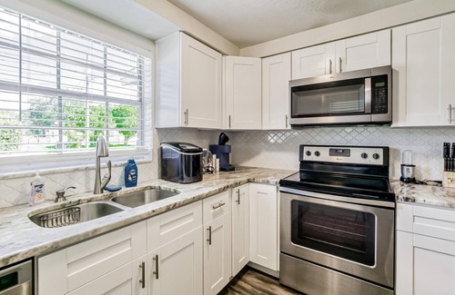 Carver City - Lincoln Gardens House | Modern & Cozy - Family Friendly | Ace Location