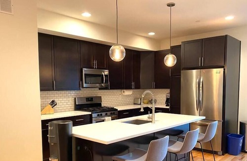 East Falls House | ‘Modern & Cozy Getaway Center City Skyline Views