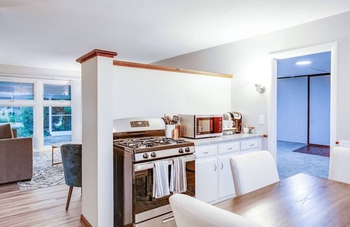 South Bend House | Modern Cozy Home 4 min Drive from Notre Dame