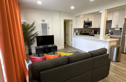 Southwest Anaheim Apartment | Modern/Cozy Mid-Term30+Getaway