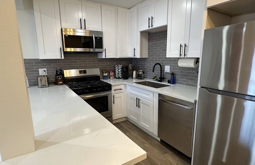Southwest Anaheim Apartment | Modern/Cozy Mid-Term30+Getaway