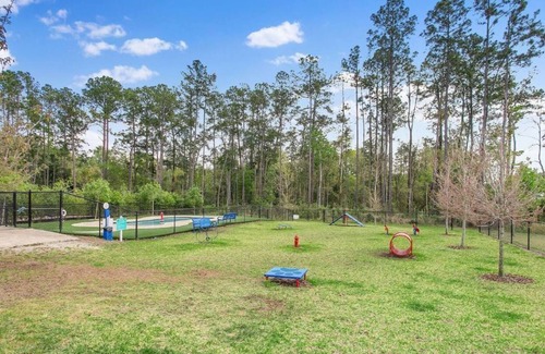 Southside Apartment | Modern & Cozy Near Shops, Beaches, Baptist South