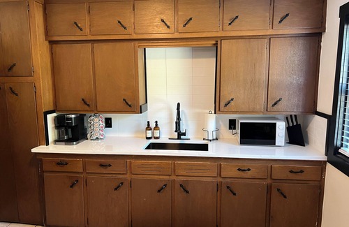 Springfield House | Modern Cozy Pet Friendly Home in South SGF!