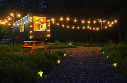 Jefferson House | Modern, Cozy, Romantic Tiny Home in the Woods! EV Fast Charging, WIFI, and More!