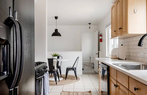 Dearborn House | Modern Cozy & Spacious Home 4 Beds Near Everything