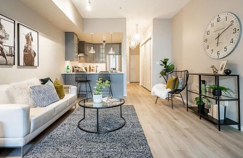 Lower Lonsdale Apartment | Modern cozy studio in a central location