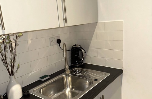 Pettits Apartment | Modern Cozy Studio Flat In Romford