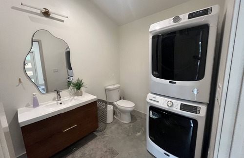 Wichita House | Modern & Cozy Studio W/Large Shower & WasherDryer