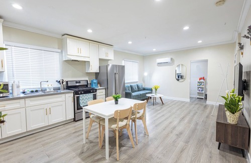 Logan Heights House | Modern Cozy Stylish Home AC W/D Parking - 3 minutes to Balboa Park