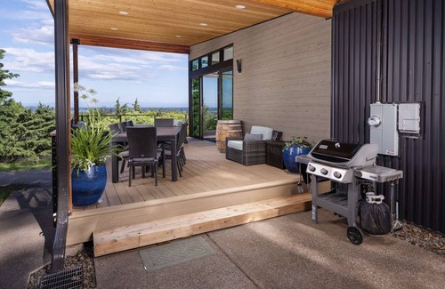 Dundee House | Modern Custom Vineyard Cottage, Epic Views, Huge Decks, BBQ, Ping Pong, EV Charger, Walk to Wineries