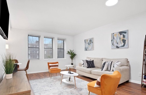 DeBaliviere Place Apartment | Modern CWE Apt/sleeps6/WashU/ForestPark/Zoo