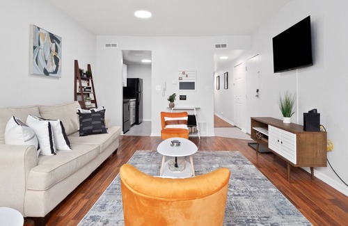 DeBaliviere Place Apartment | Modern CWE Apt/sleeps6/WashU/ForestPark/Zoo