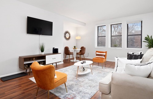 DeBaliviere Place Apartment | Modern CWE Apt/sleeps6/WashU/ForestPark/Zoo