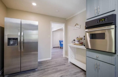 Valdosta House | Modern Decor Centrally located Huge fenced in yard Pets welcome Fireplace Grill
