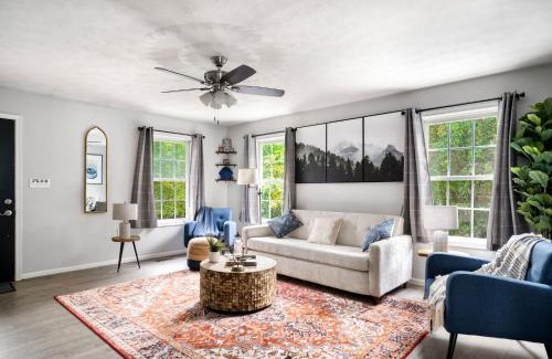 Luray House | Modern decor, Hot Tub, Fire Pit & River Access!
