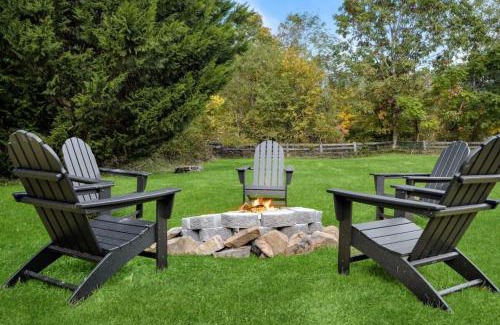 Luray House | Modern decor, Hot Tub, Fire Pit & River Access!