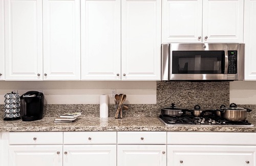 Mira Loma House | Modern Deluxe Family Home near Goose Creek